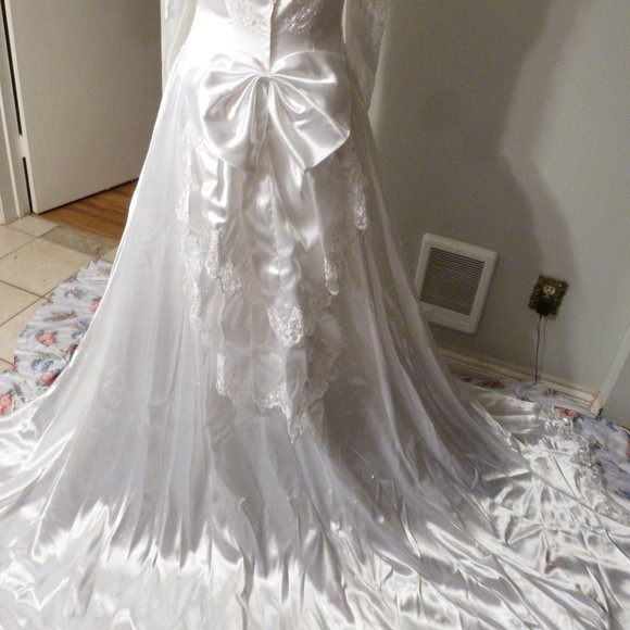 ✨ Majestic & Beautiful Bridal Gown | Adjustable Length | Size 8–10 ✨ - Picture 3 of 15